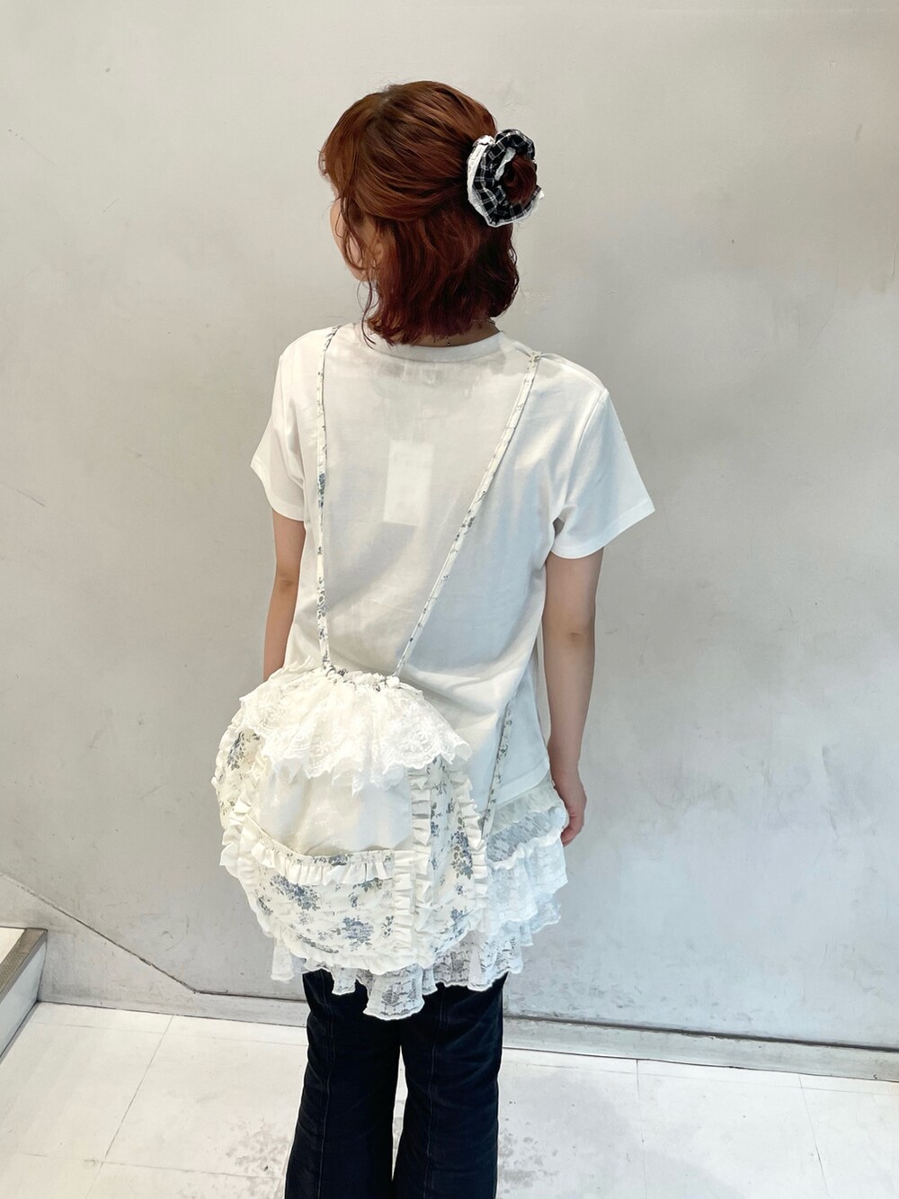 ホワイト系のスカート、ブラック系のデニムパンツ、ホワイト系のTシャツ/カットソーを着用したレディースの夏コーディネートの7枚目の写真