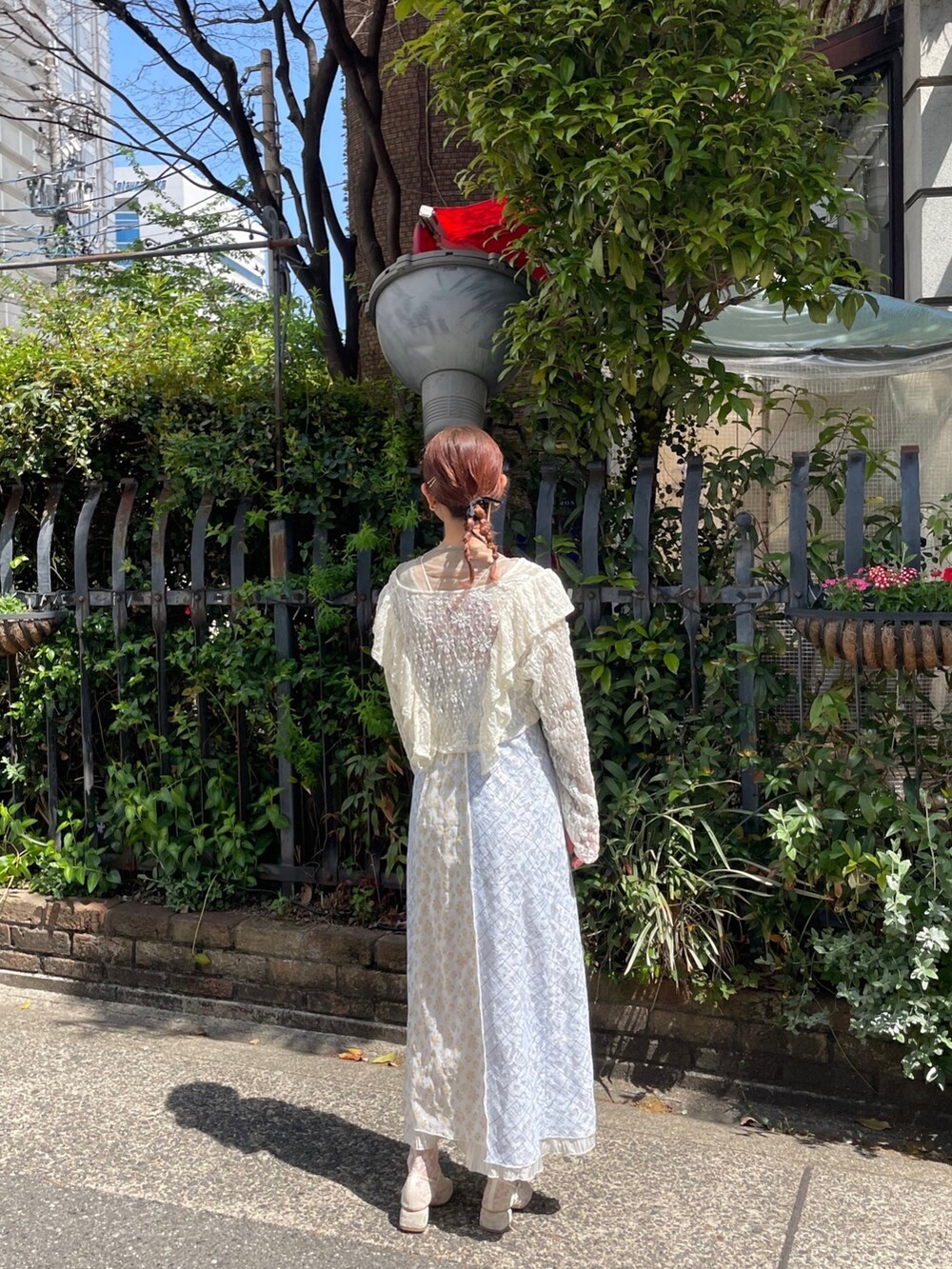 ホワイト系のパンプス、ベージュ系のTシャツ/カットソー、ホワイト系のカーディガン/ボレロを着用したレディースの春コーディネートの3枚目の写真