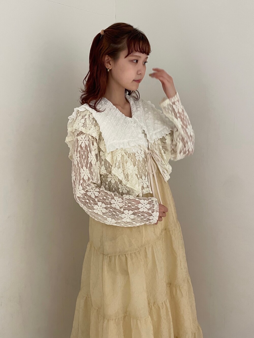 ホワイト系のワンピース、ホワイト系のカーディガン/ボレロ、ホワイト系のサンダルを着用したレディースの春コーディネートの4枚目の写真