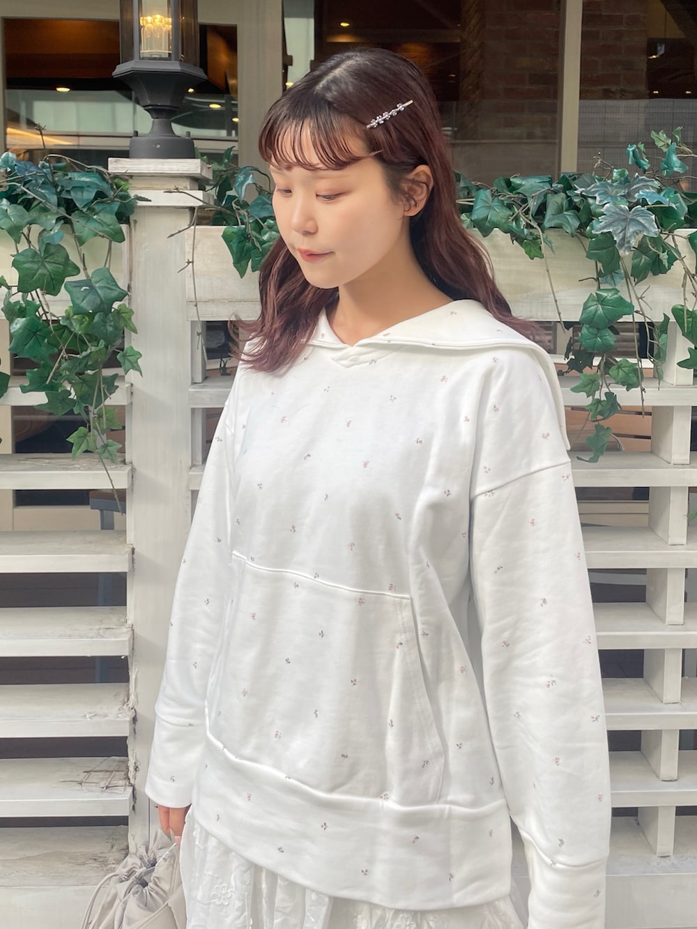 ホワイト系のスウェット、ホワイト系のスカート、ホワイト系のその他パンツを着用したレディースの冬コーディネートの5枚目の写真