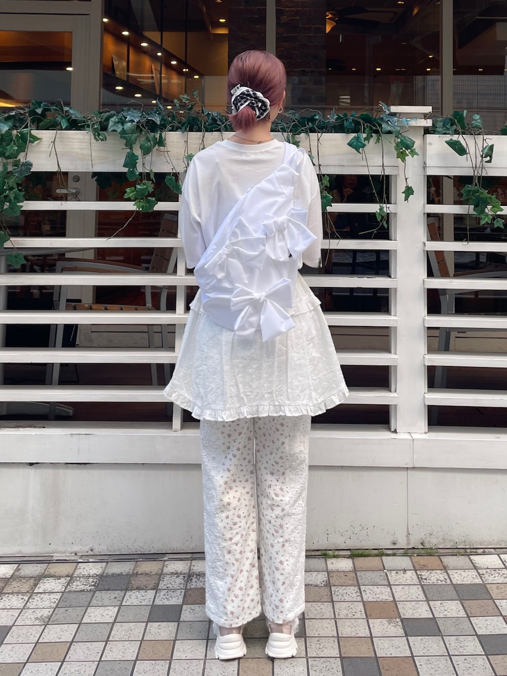 ホワイト系のスカート、その他のデニムパンツ、ピンク系のスニーカーを着用したレディースの春コーディネートの3枚目の写真