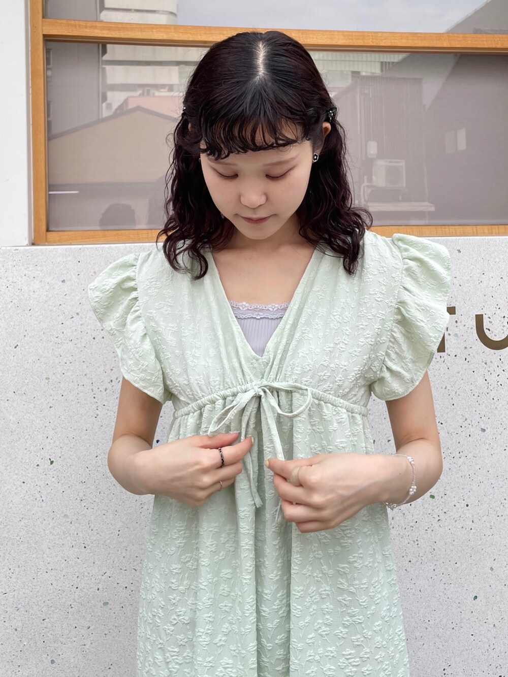 グリーン系のワンピース、ブルー系のキャミソール、ホワイト系のカーディガン/ボレロを着用したレディースの夏コーディネートの5枚目の写真