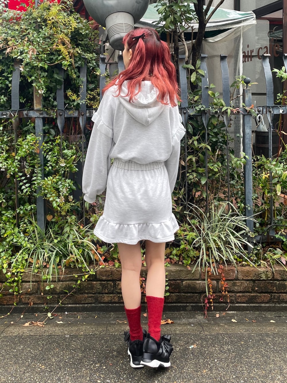 グレー系のワンピース、ブラック系のスニーカーを着用したレディースの冬コーディネートの2枚目の写真