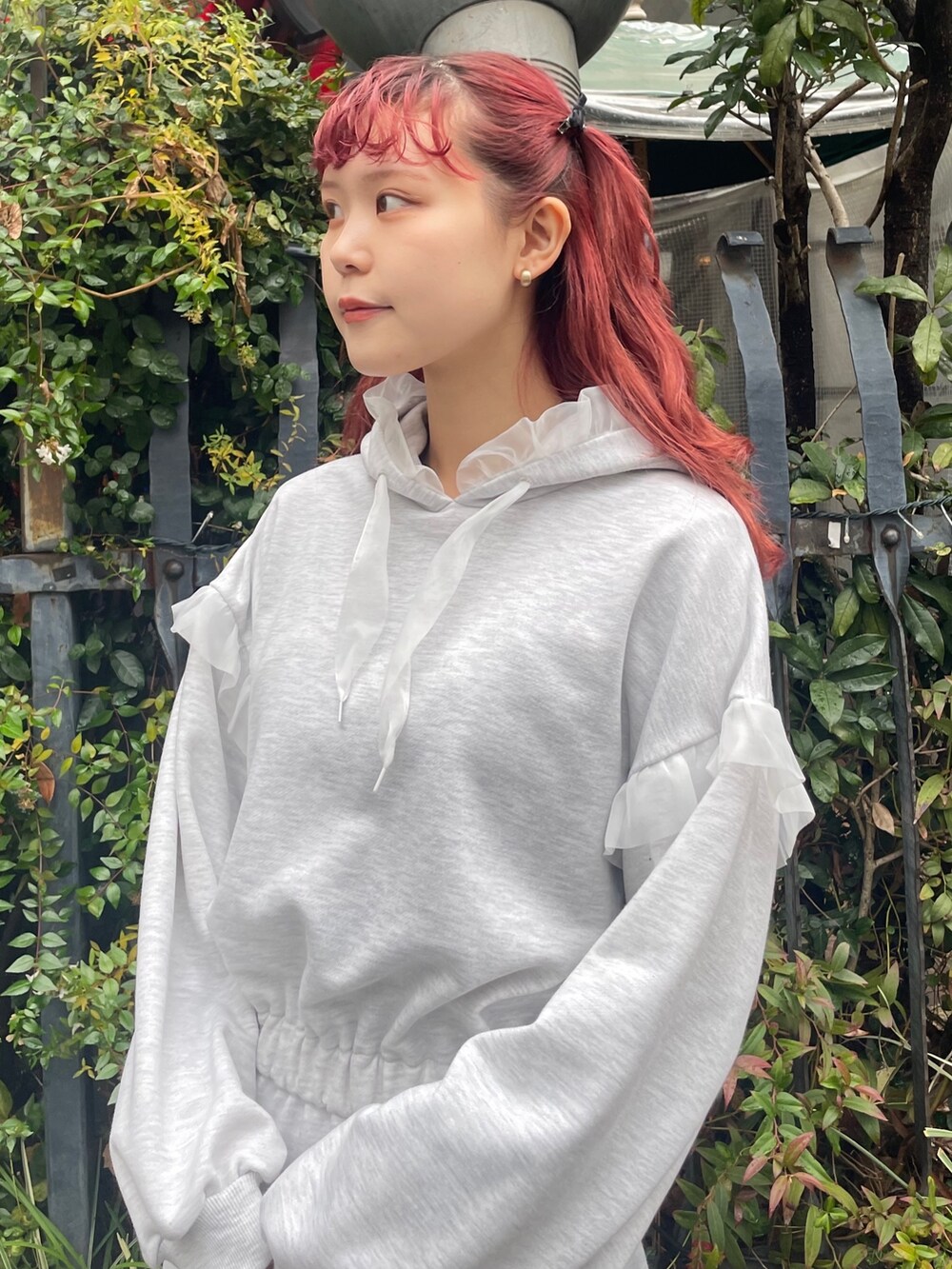 グレー系のワンピース、ブラック系のスニーカーを着用したレディースの冬コーディネートの3枚目の写真