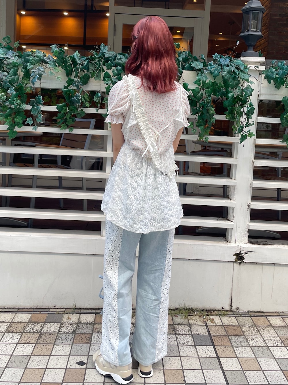 ブルー系のデニムパンツ、ホワイト系のスニーカー、ピンク系のTシャツ/カットソーを着用したレディースの夏コーディネートの3枚目の写真