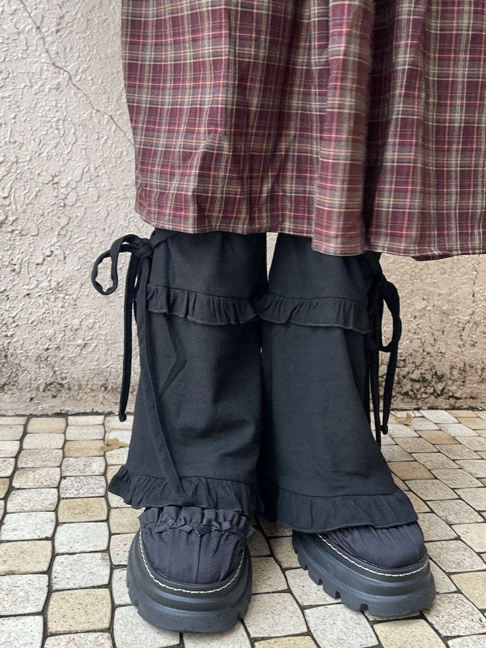 ブラック系のサンダル、ブラウン系のワンピース、ブラウン系のブルゾンを着用したレディースの秋コーディネートの10枚目の写真