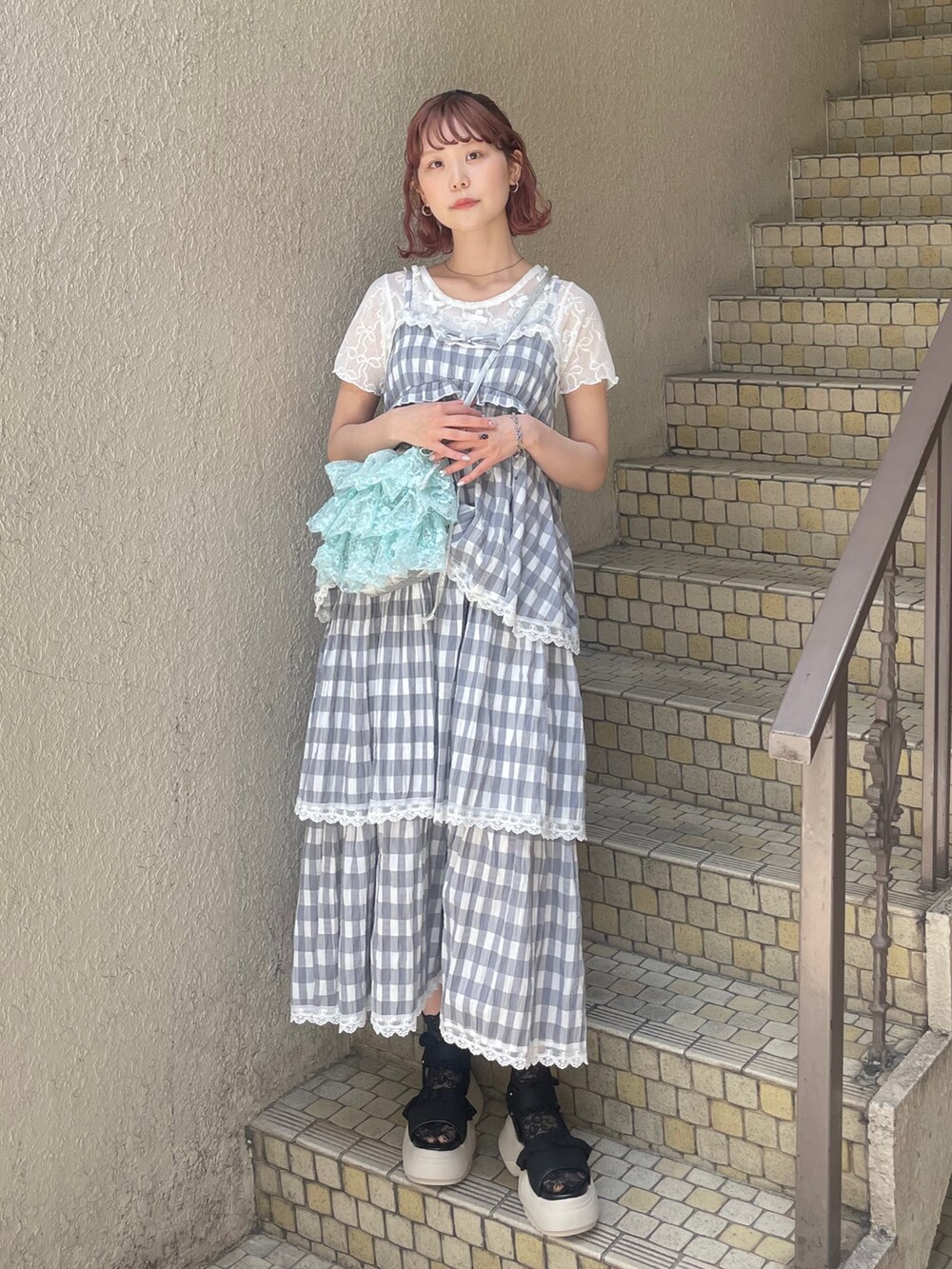 ホワイト系のTシャツ/カットソー、ブラック系のサンダル、グレー系のワンピースを着用したレディースの春コーディネートの2枚目の写真