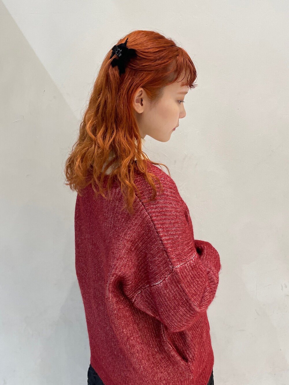 ブラック系のワンピース、レッド系のカーディガン/ボレロ、ホワイト系のニット/セーターを着用したレディースの秋コーディネートの5枚目の写真