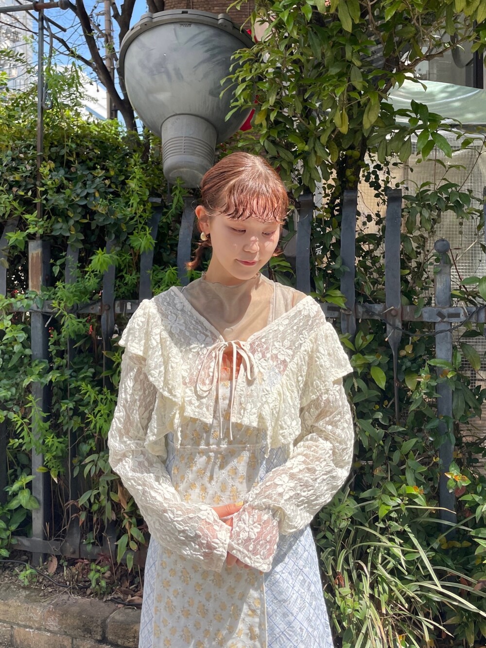 ホワイト系のパンプス、ベージュ系のTシャツ/カットソー、ホワイト系のカーディガン/ボレロを着用したレディースの春コーディネートの4枚目の写真