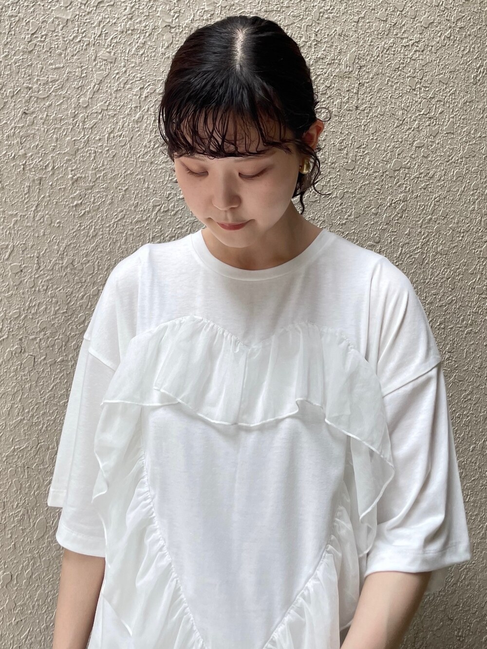 ホワイト系のTシャツ/カットソー、ホワイト系のハンドバッグ、ホワイト系のサンダルを着用したレディースの夏コーディネートの5枚目の写真