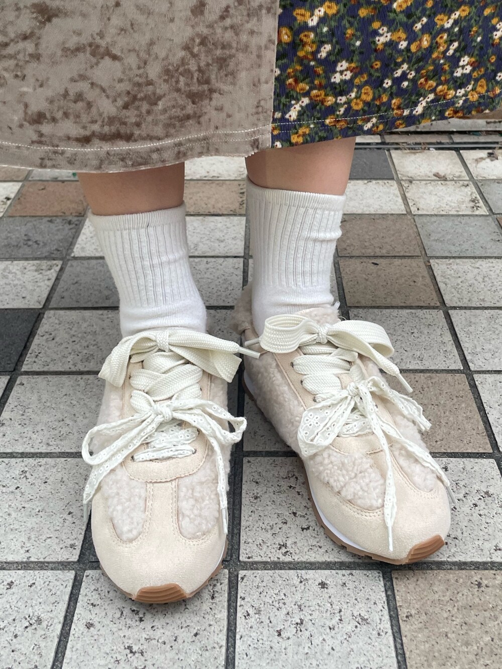 ホワイト系のTシャツ/カットソー、ホワイト系のカーディガン/ボレロ、ホワイト系のスニーカーを着用したレディースの秋コーディネートの6枚目の写真