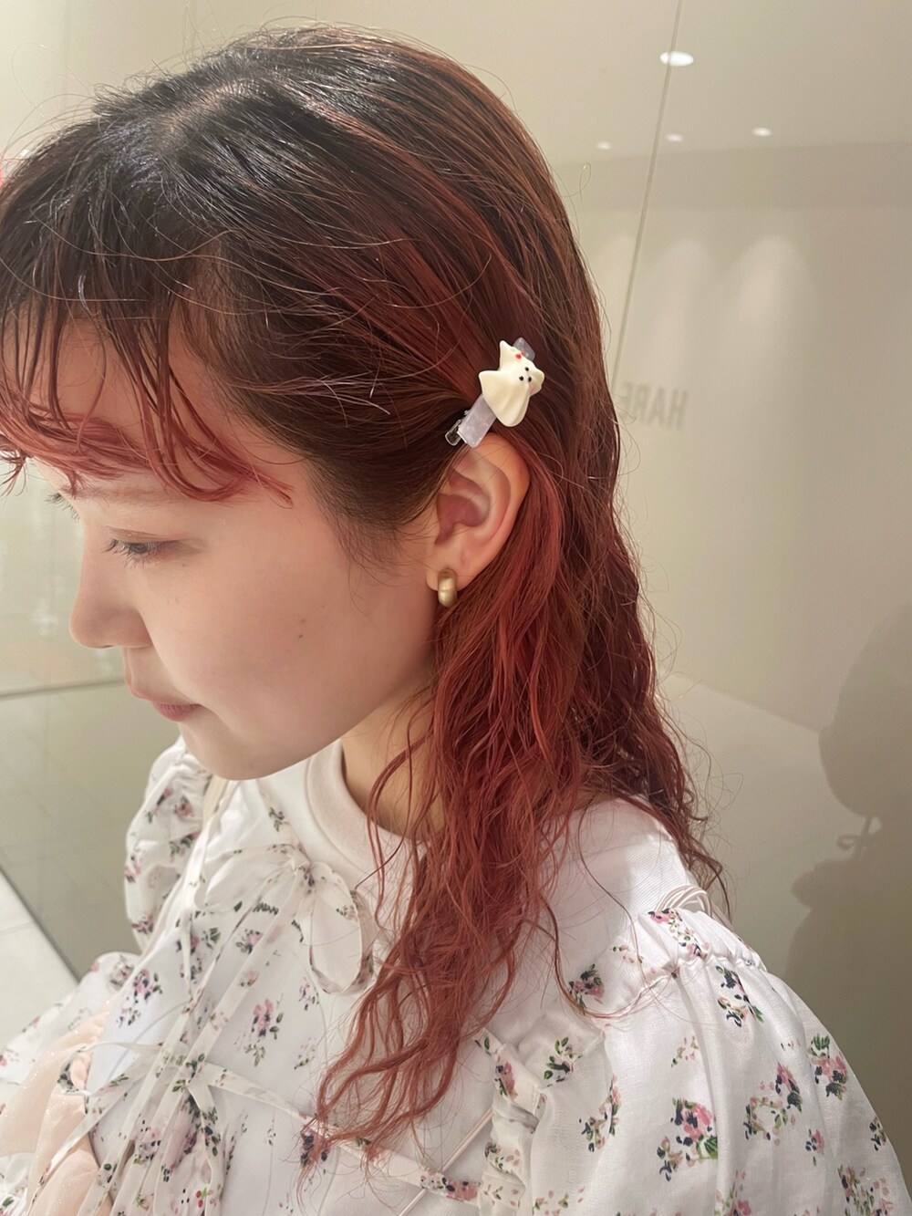 ホワイト系のバレエシューズ、ホワイト系のTシャツ/カットソー、ホワイト系のカーディガン/ボレロを着用したレディースの春コーディネートの7枚目の写真