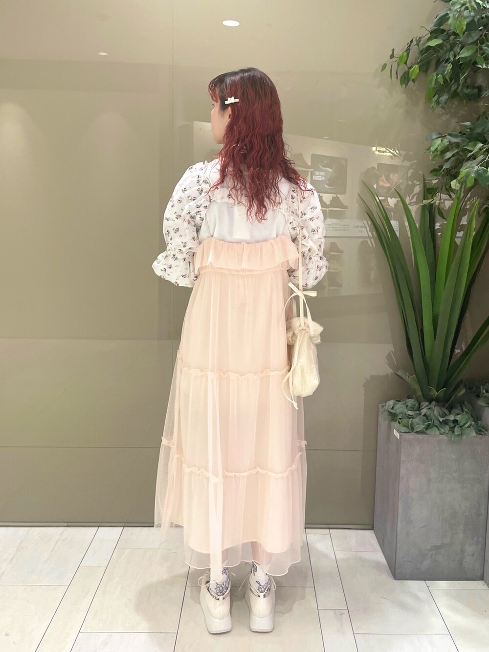 ホワイト系のバレエシューズ、ホワイト系のTシャツ/カットソー、ホワイト系のカーディガン/ボレロを着用したレディースの春コーディネートの4枚目の写真