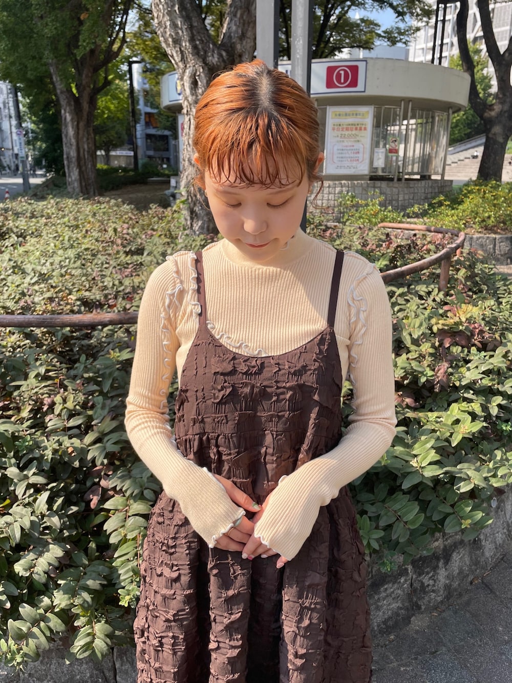 ブラウン系のワンピース、ホワイト系のブルゾン、イエロー系のニット/セーターを着用したレディースの秋コーディネートの7枚目の写真