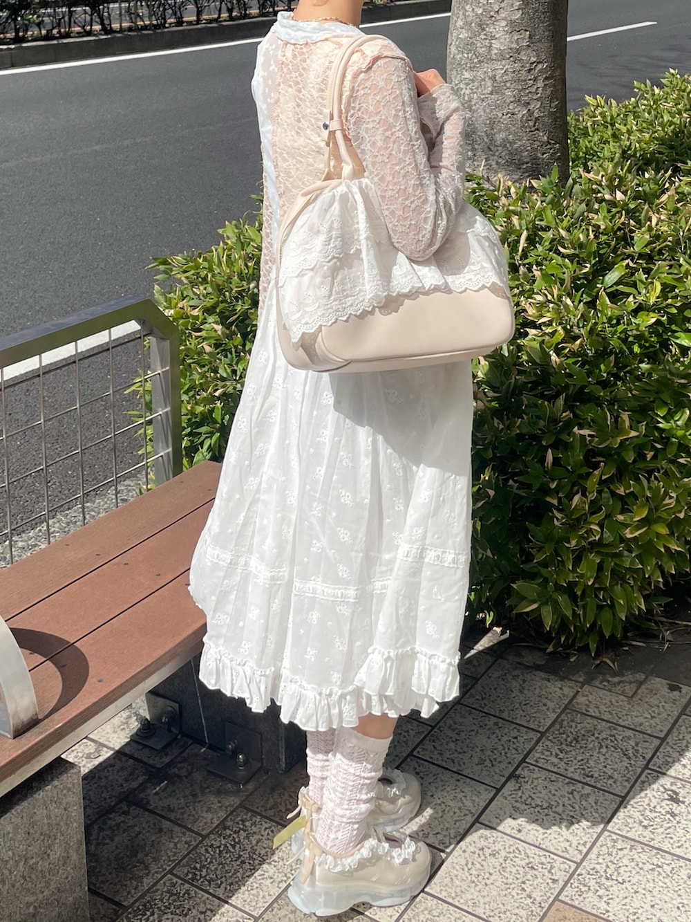 ホワイト系のキャミソール、ブルー系のシャツ/ブラウス、ホワイト系のスニーカーを着用したレディースの春コーディネートの3枚目の写真