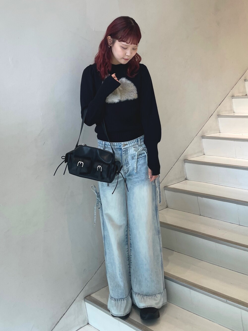 ブラック系のショルダーバッグ、グレー系のカーディガン/ボレロ、ブラック系のニット/セーターを着用したレディースの秋コーディネートの5枚目の写真