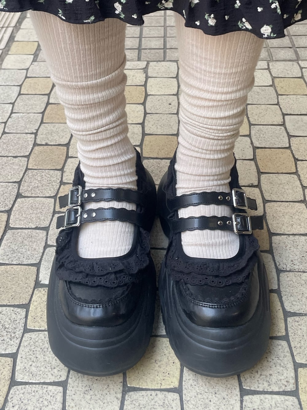 ブラック系のワンピース、ブラック系のスニーカー、ブルー系のショルダーバッグを着用したレディースの春コーディネートの7枚目の写真