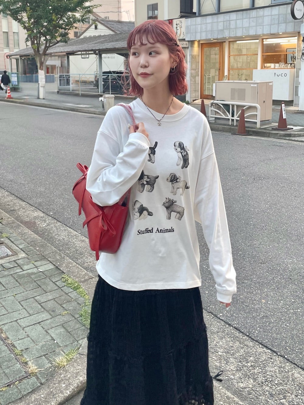 ホワイト系のTシャツ/カットソー、ブラック系のスカート、ブラック系のブーツを着用したレディースの夏コーディネートの4枚目の写真