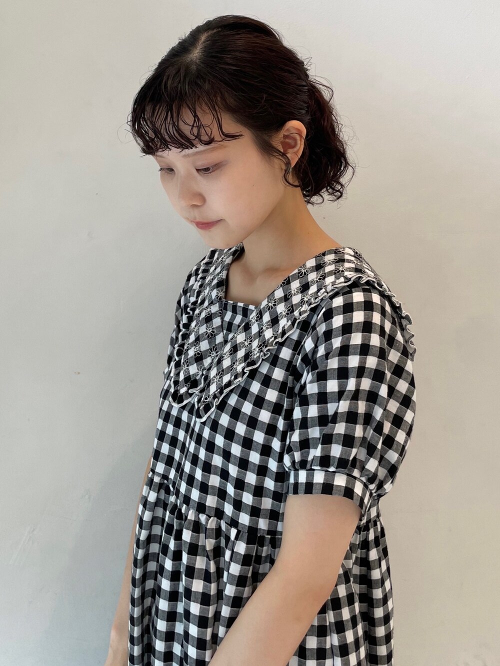 ブラック系のサンダル、ブラック系のワンピース、ブラック系のトートバッグを着用したレディースの夏コーディネートの4枚目の写真