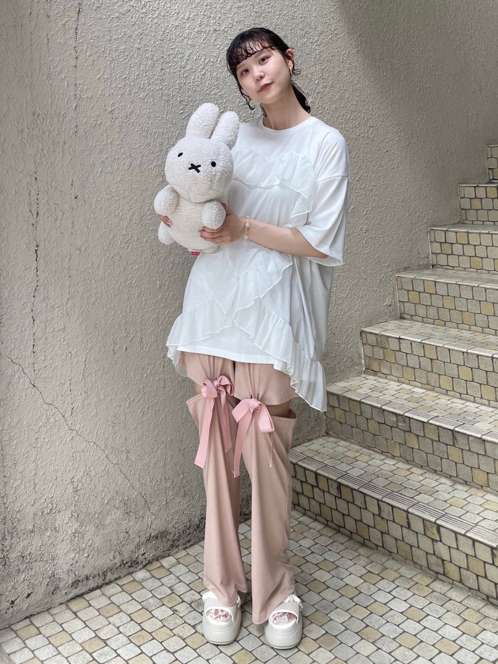 ホワイト系のTシャツ/カットソー、ホワイト系のハンドバッグ、ホワイト系のサンダルを着用したレディースの夏コーディネートの2枚目の写真