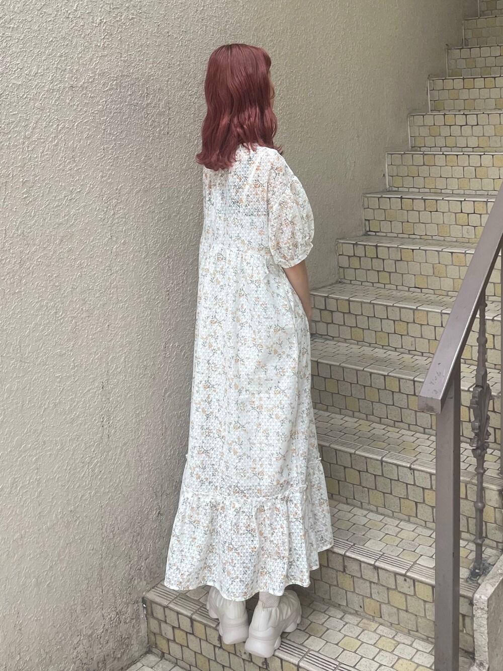 イエロー系のワンピース、ホワイト系のスニーカーを着用したレディースの夏コーディネートの4枚目の写真