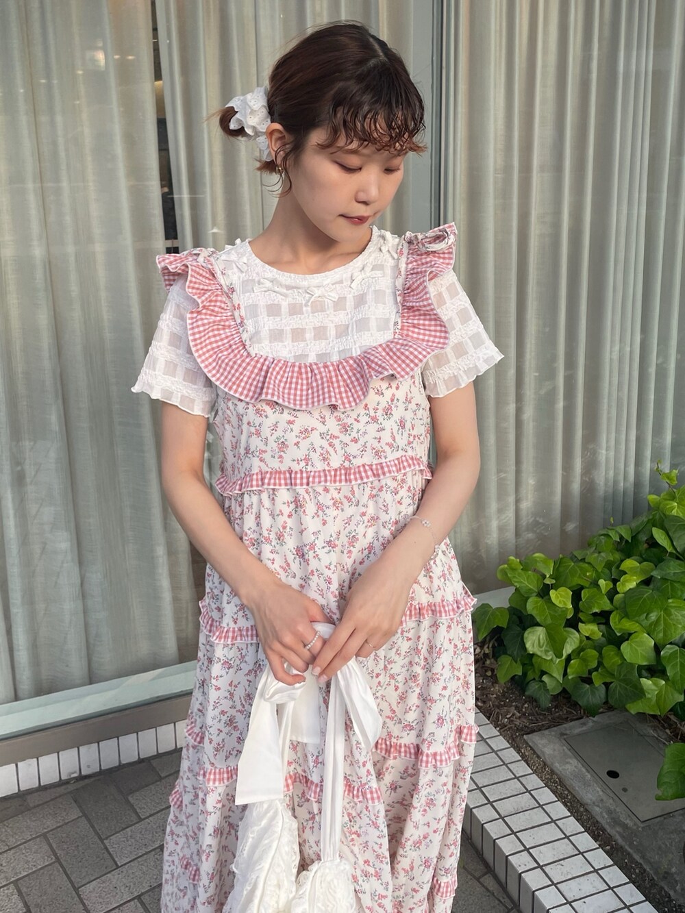 ピンク系のワンピース、ホワイト系のTシャツ/カットソー、ホワイト系のトートバッグを着用したレディースの春コーディネートの5枚目の写真