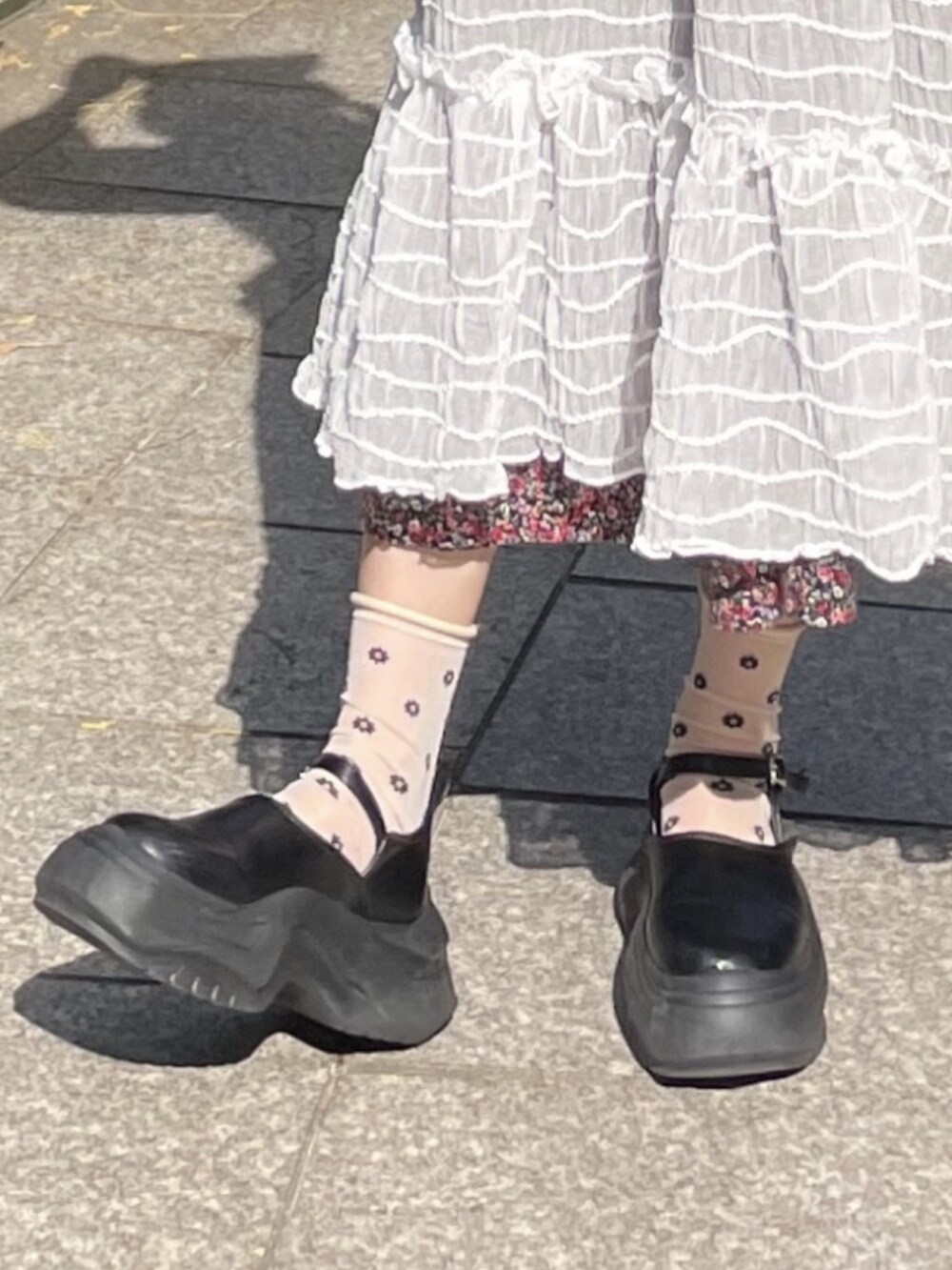 ホワイト系のワンピース、ピンク系のワンピース、ブラック系のハンドバッグを着用したレディースの秋コーディネートの4枚目の写真