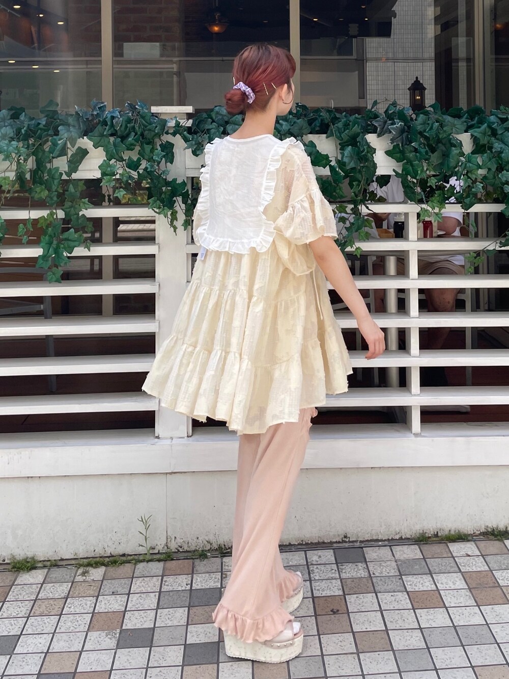 ホワイト系のワンピース、ピンク系のサンダル、ピンク系のその他パンツを着用したレディースの春コーディネートの3枚目の写真