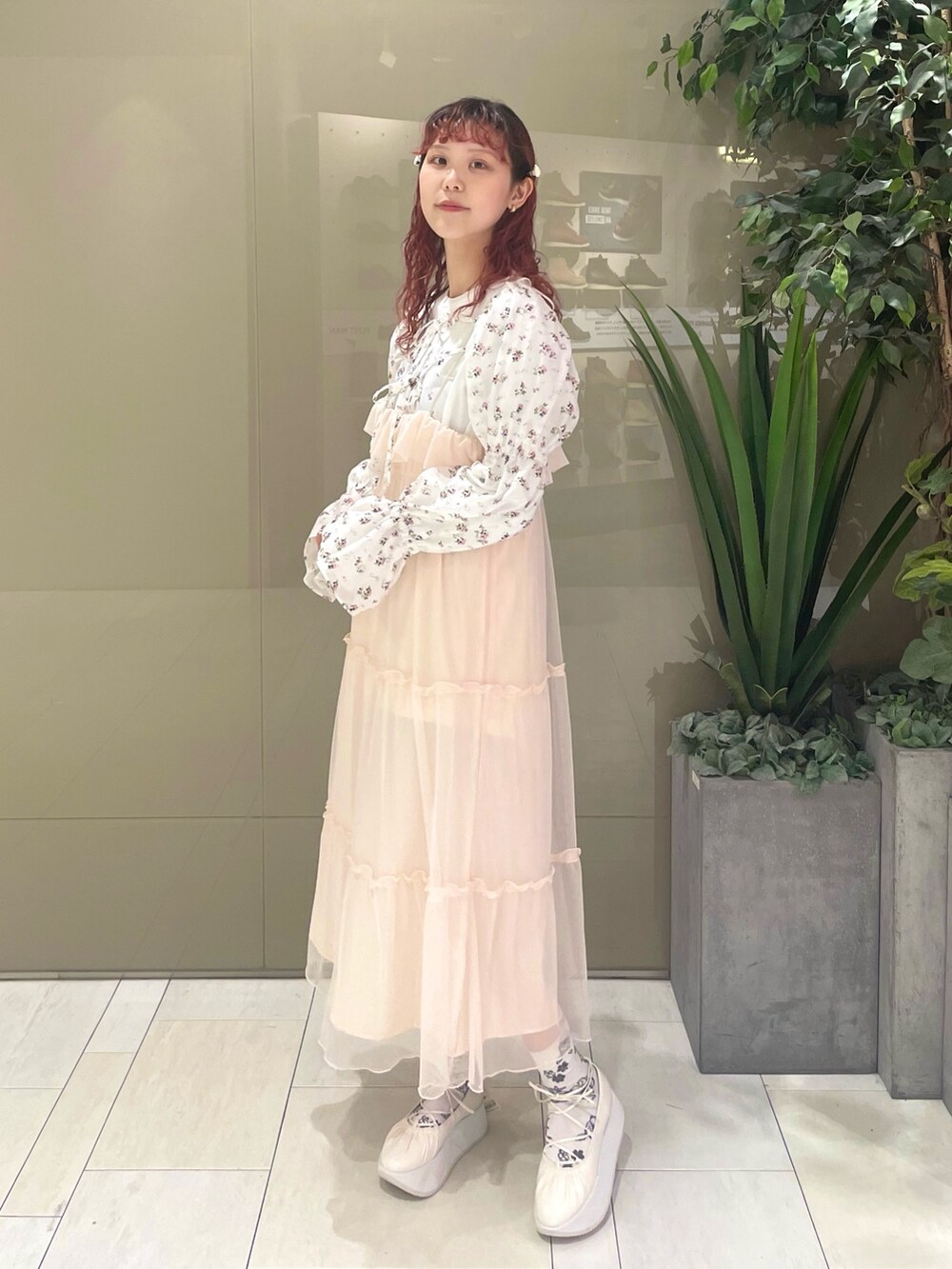 ホワイト系のバレエシューズ、ホワイト系のTシャツ/カットソー、ホワイト系のカーディガン/ボレロを着用したレディースの春コーディネートの3枚目の写真