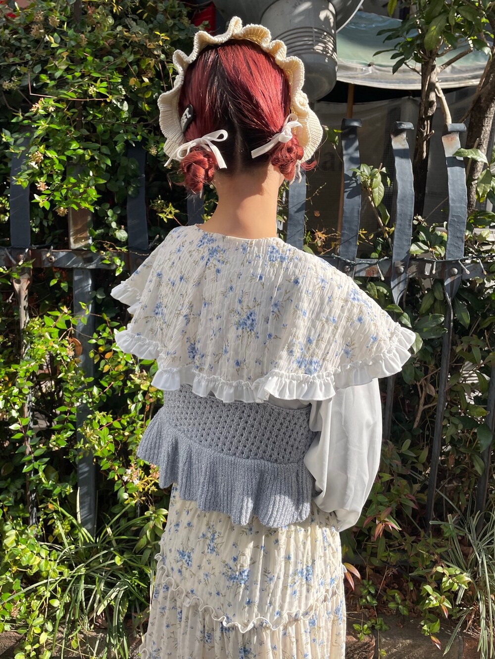 ホワイト系のパンプス、シルバー系のキャミソール、ブルー系のシャツ/ブラウスを着用したレディースの冬コーディネートの6枚目の写真