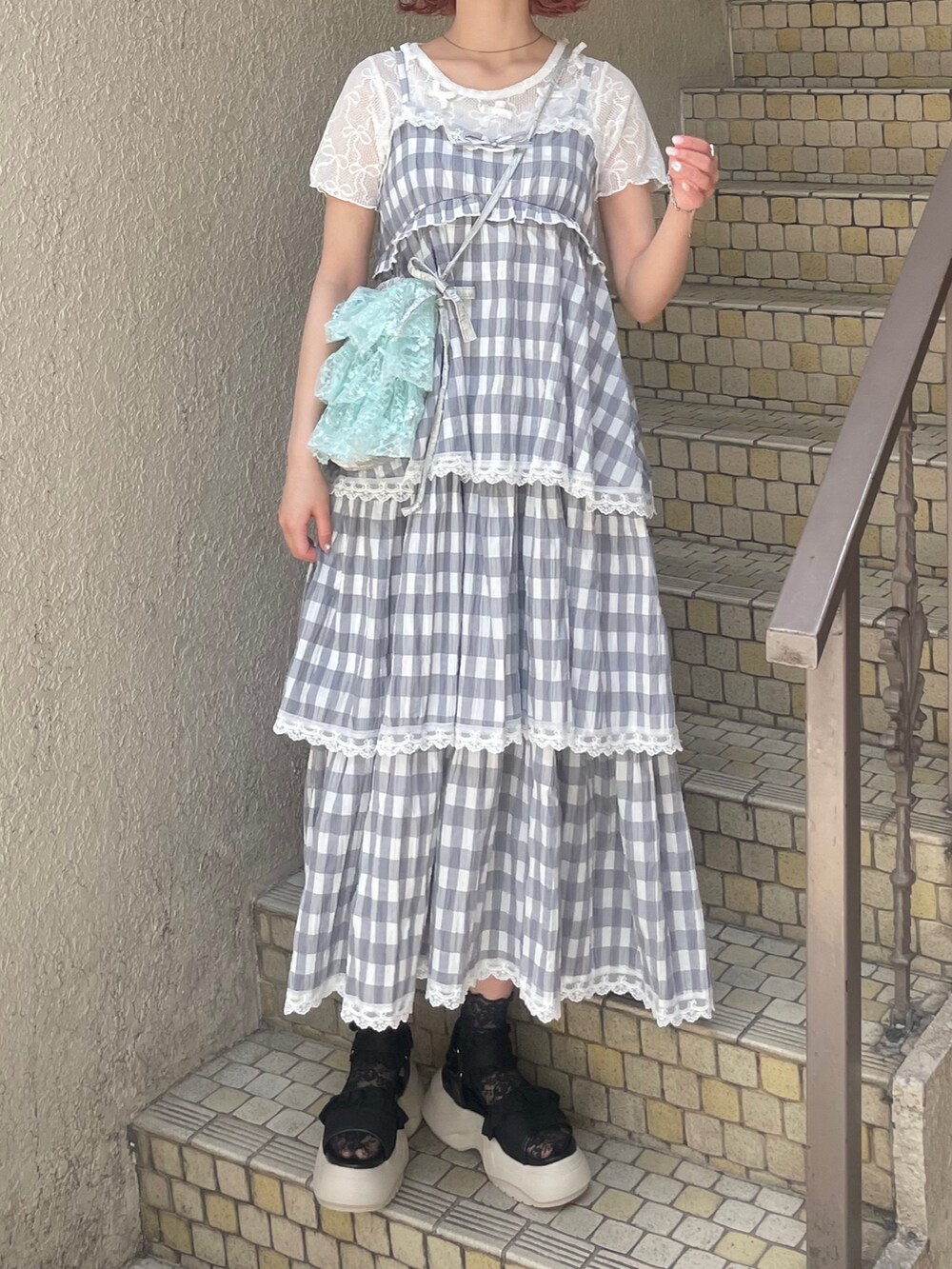 ホワイト系のTシャツ/カットソー、ブラック系のサンダル、グレー系のワンピースを着用したレディースの春コーディネートの9枚目の写真