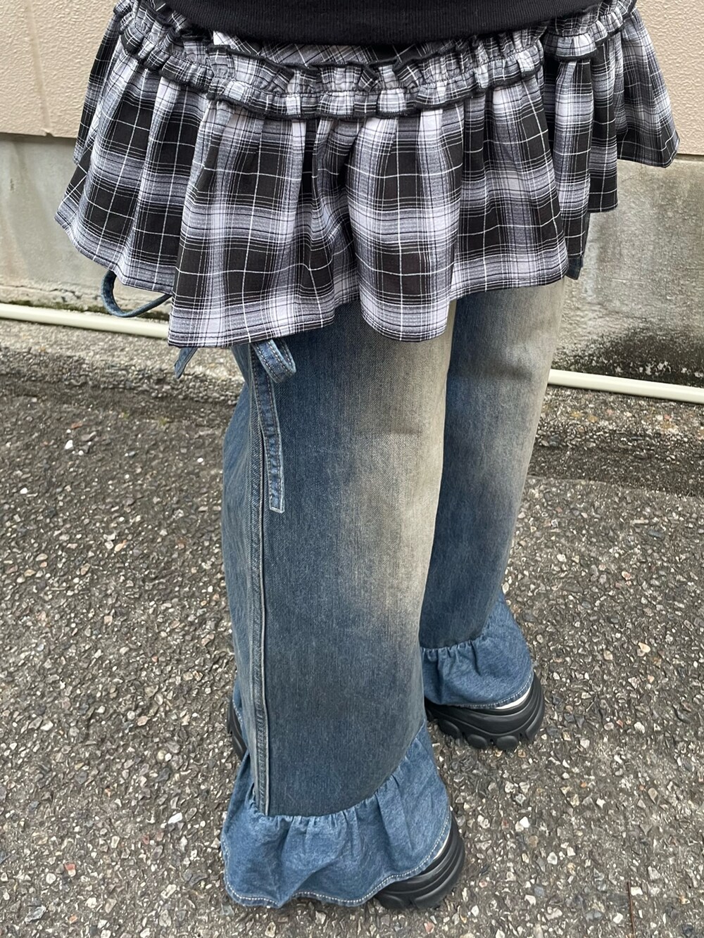 ホワイト系のショルダーバッグ、ブラック系のワンピース、ブラック系のスウェットを着用したレディースの秋コーディネートの7枚目の写真