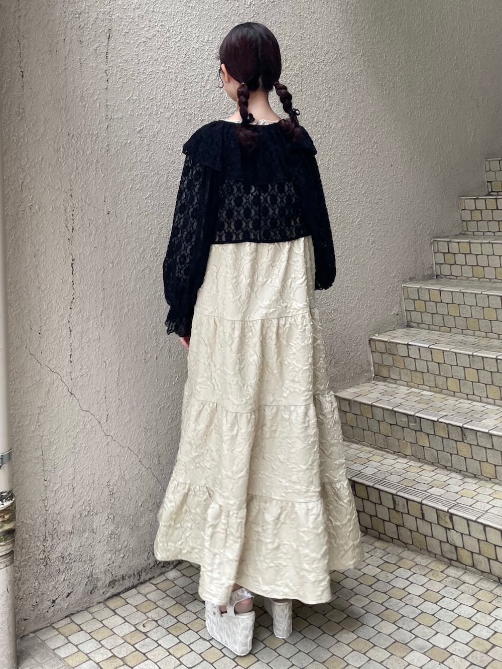 ベージュ系のワンピース、ブラック系のカーディガン/ボレロ、ホワイト系のTシャツ/カットソーを着用したレディースの夏コーディネートの3枚目の写真