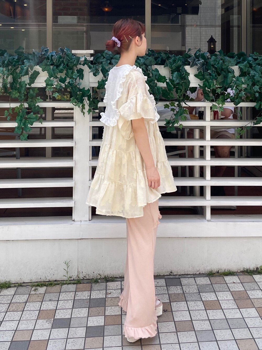 ホワイト系のワンピース、ピンク系のサンダル、ピンク系のその他パンツを着用したレディースの春コーディネートの2枚目の写真