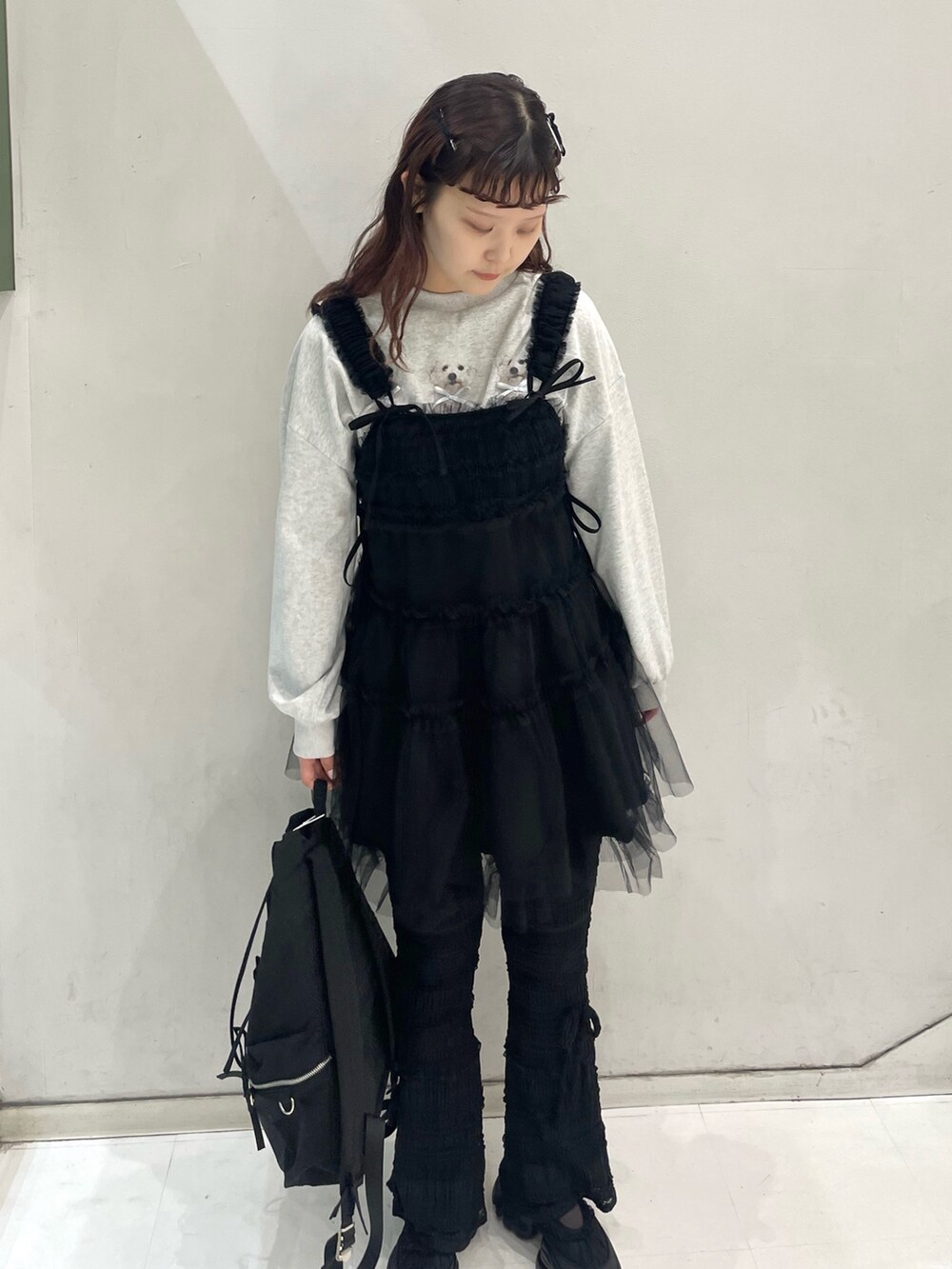 グレー系のスウェット、ブラック系のスニーカー、ブラック系のその他パンツを着用したレディースの冬コーディネートの4枚目の写真