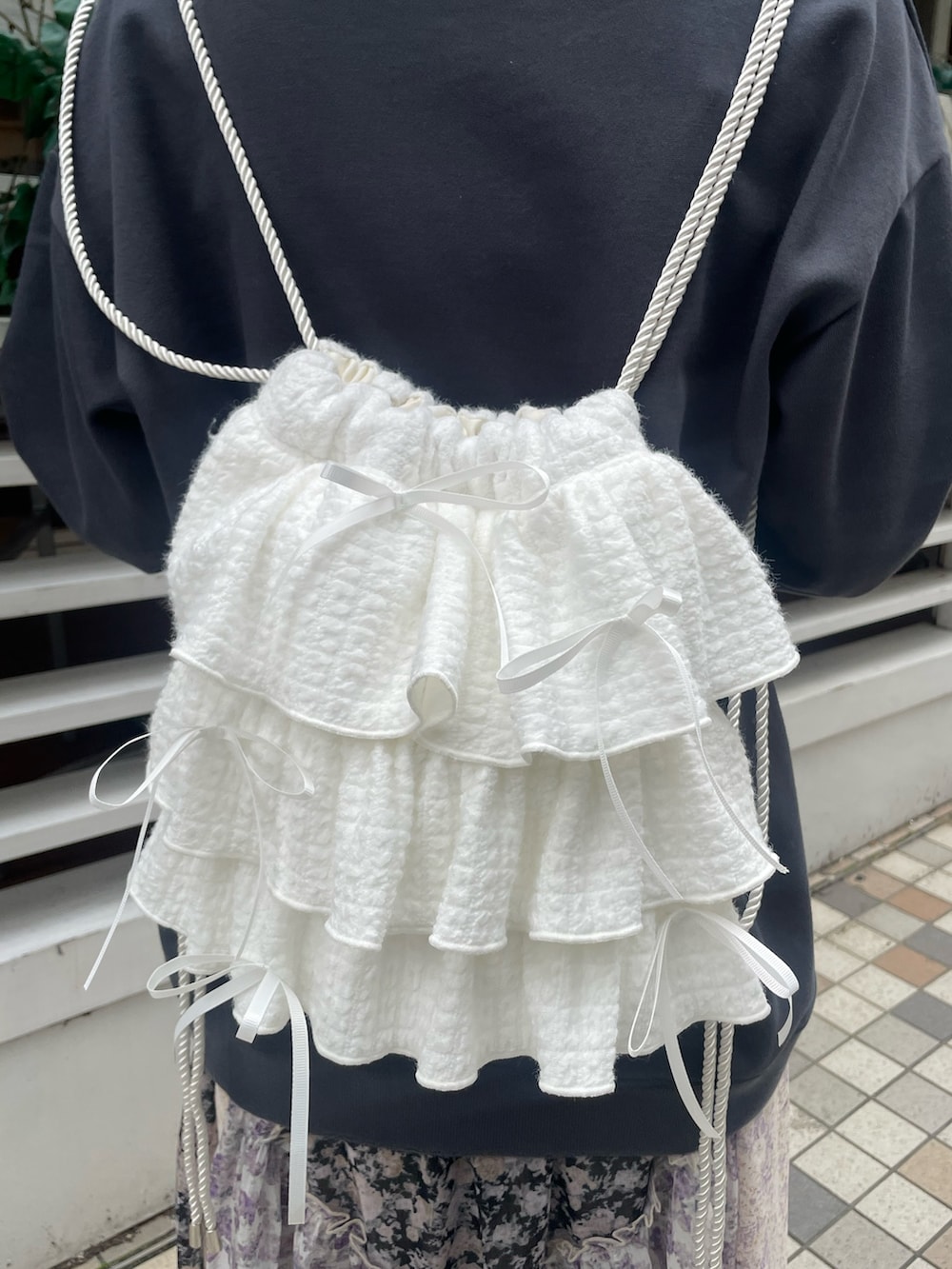 ブラック系のスカート、グレー系のスウェットパンツ、ホワイト系のスニーカーを着用したレディースの秋コーディネートの9枚目の写真