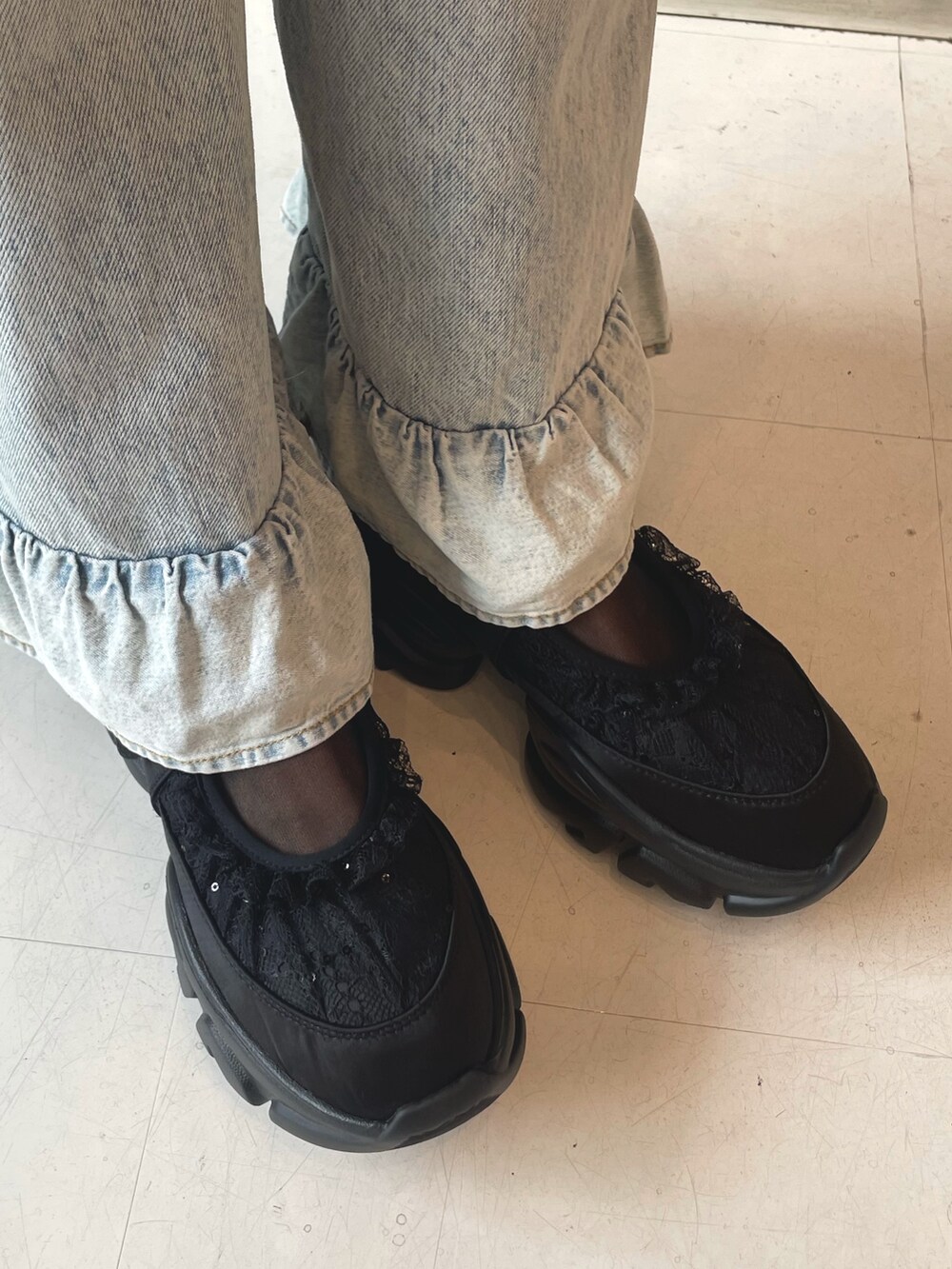 ブラック系のショルダーバッグ、グレー系のカーディガン/ボレロ、ブラック系のニット/セーターを着用したレディースの秋コーディネートの9枚目の写真