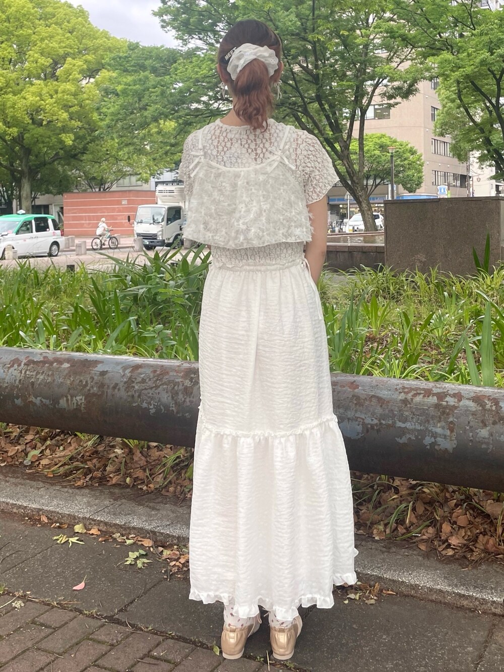 ホワイト系のワンピース、ホワイト系のキャミソール、ゴールド系のバレエシューズを着用したレディースの春コーディネートの2枚目の写真