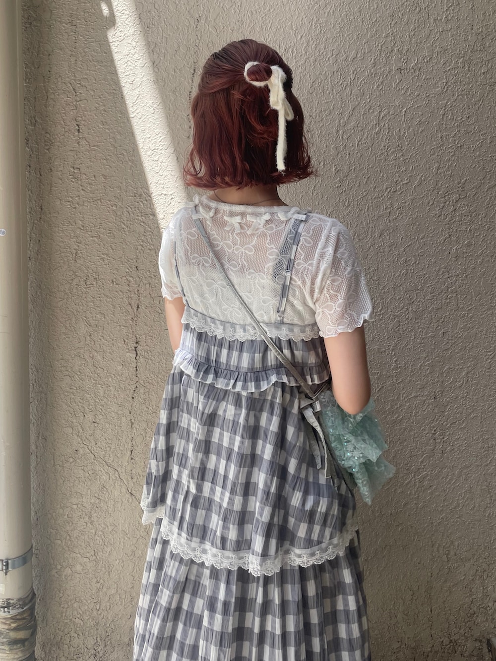 ホワイト系のTシャツ/カットソー、ブラック系のサンダル、グレー系のワンピースを着用したレディースの春コーディネートの6枚目の写真