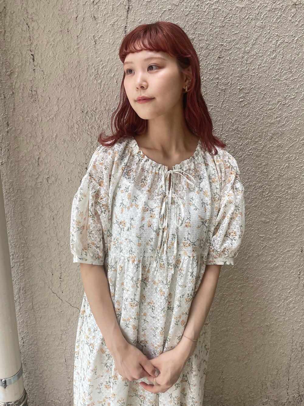 イエロー系のワンピース、ホワイト系のスニーカーを着用したレディースの夏コーディネートの5枚目の写真