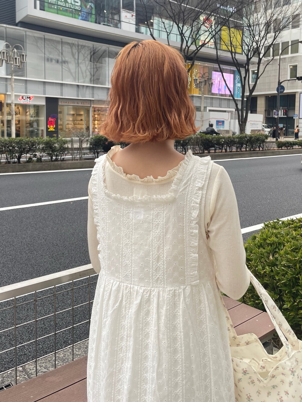 ホワイト系のワンピース、ホワイト系のTシャツ/カットソー、ホワイト系のローファーを着用したレディースの冬コーディネートの5枚目の写真