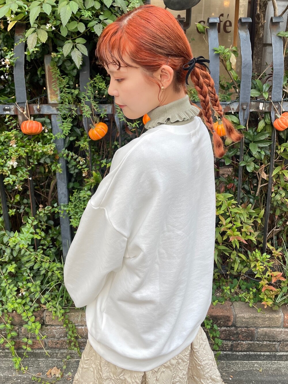 ホワイト系のスウェット、ベージュ系のワンピース、ベージュ系のスリッポンを着用したレディースの秋コーディネートの5枚目の写真