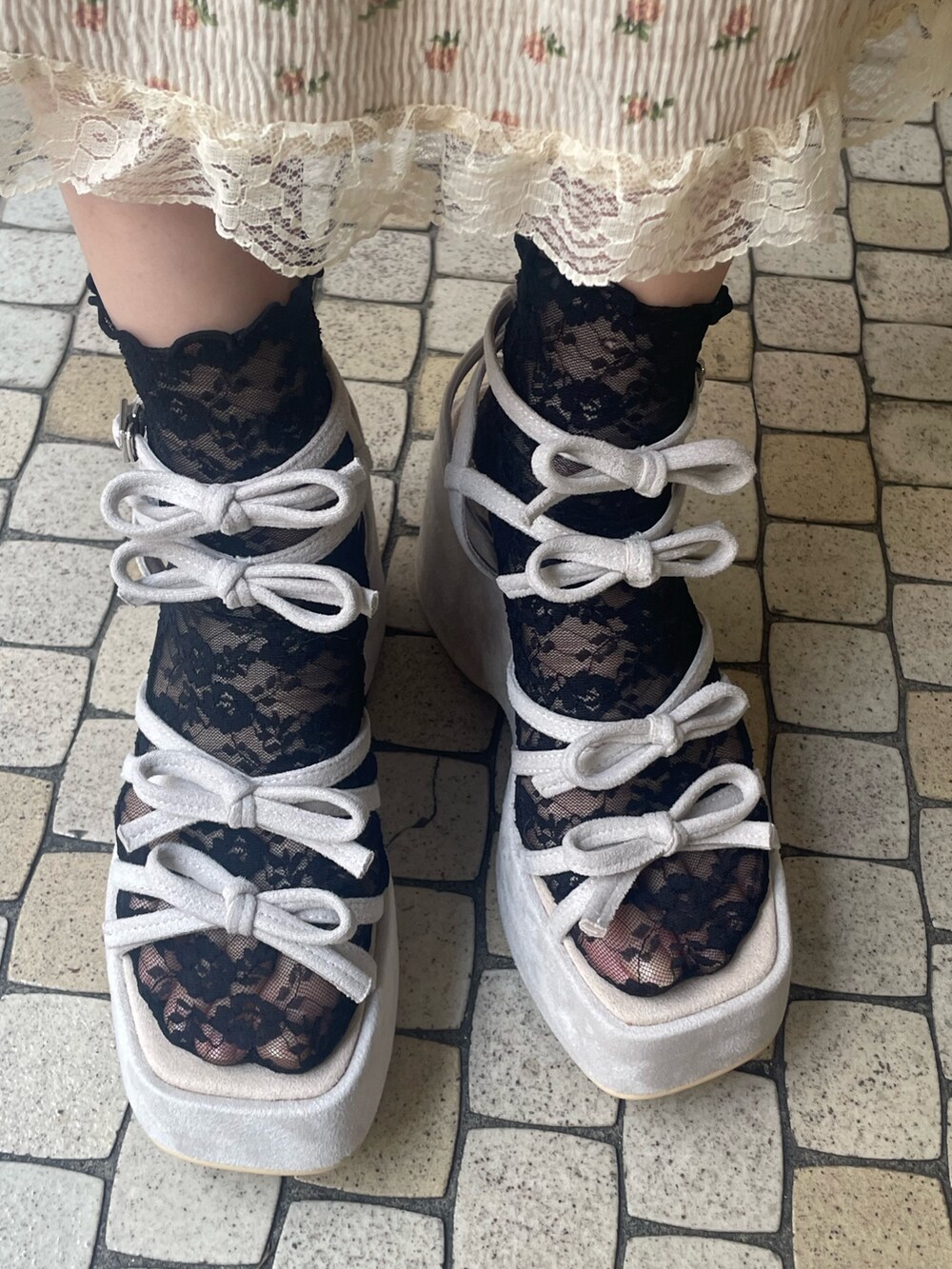 ベージュ系のワンピース、ホワイト系のカーディガン/ボレロ、ピンク系のショルダーバッグを着用したレディースの春コーディネートの9枚目の写真