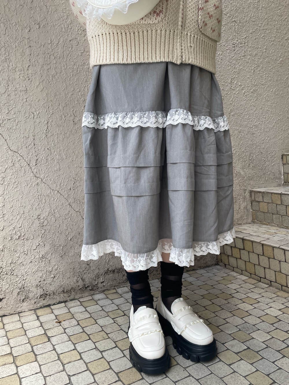 ホワイト系のシャツ/ブラウス、グレー系のスカート、ホワイト系のローファーを着用したレディースの秋コーディネートの9枚目の写真