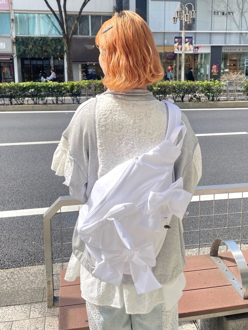 ホワイト系のキャミソール、グレー系のジャージ、ホワイト系のスニーカーを着用したレディースの春コーディネートの6枚目の写真