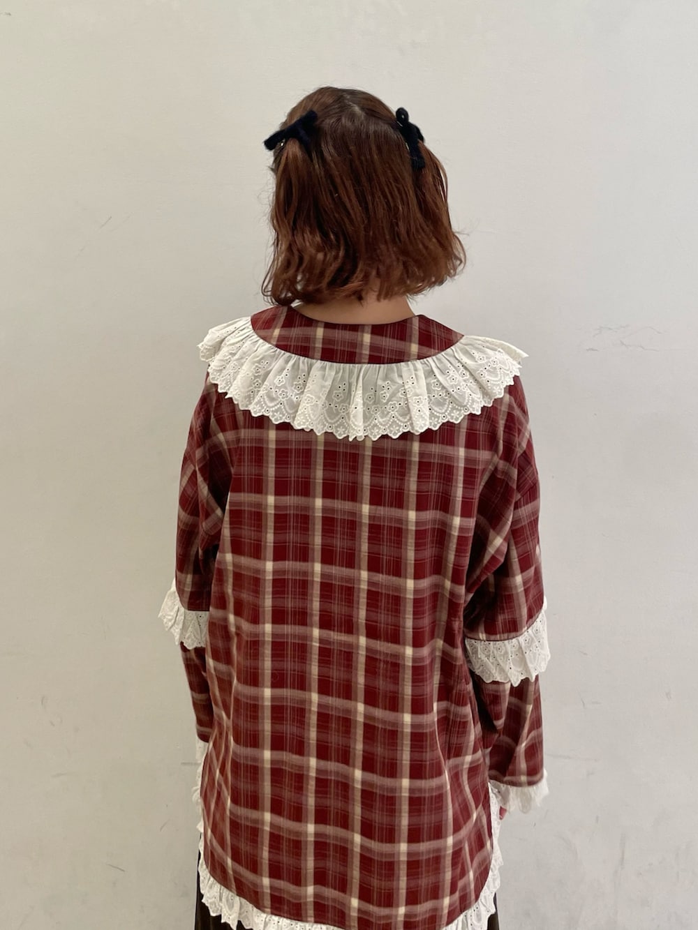 レッド系のシャツ/ブラウス、ブラウン系のスカート、ホワイト系のバックパック/リュックを着用したレディースの秋コーディネートの5枚目の写真