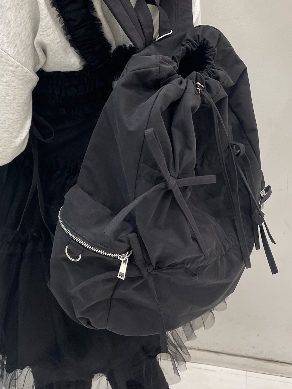 グレー系のスウェット、ブラック系のスニーカー、ブラック系のその他パンツを着用したレディースの冬コーディネートの8枚目の写真