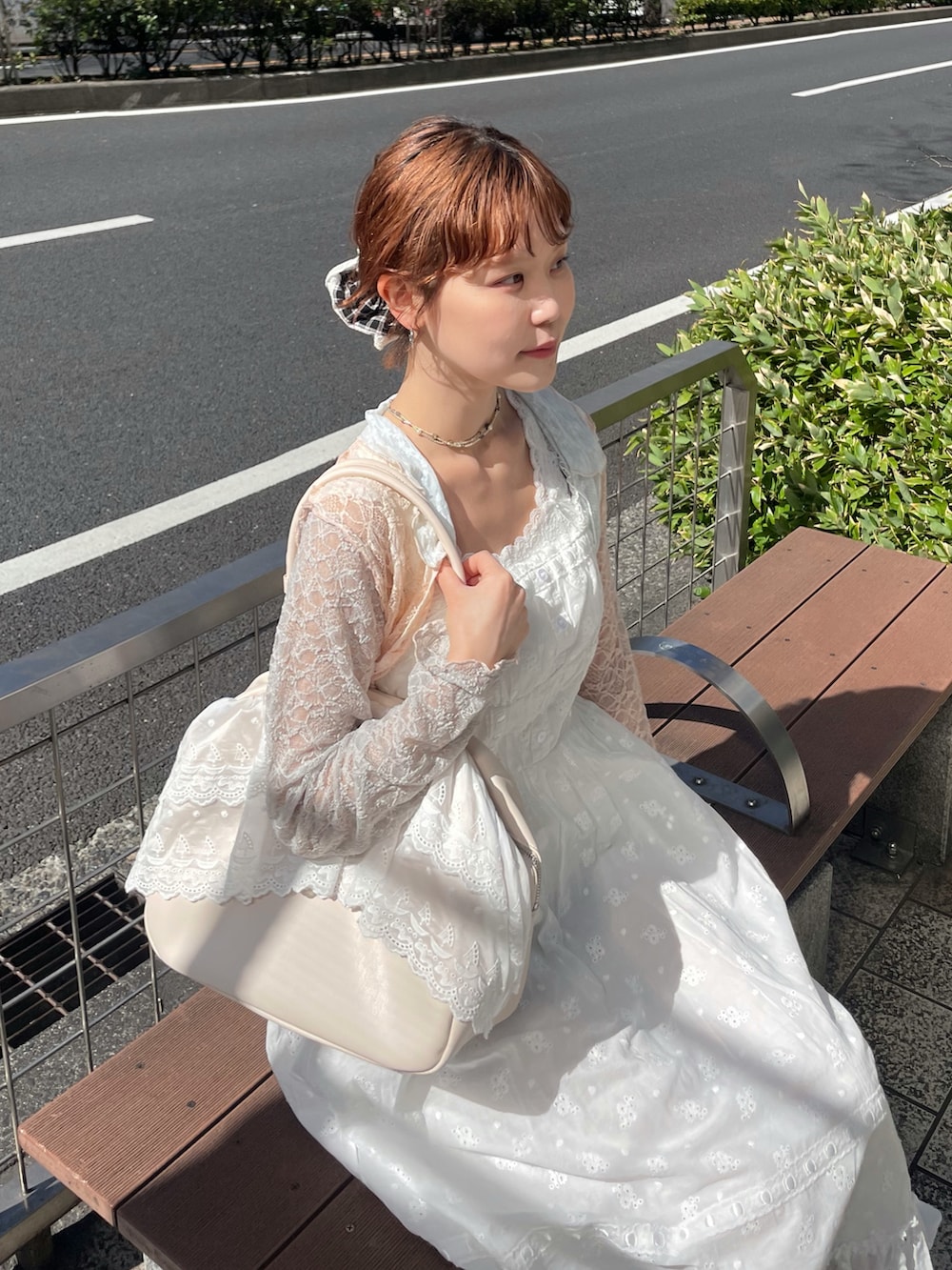 ホワイト系のキャミソール、ブルー系のシャツ/ブラウス、ホワイト系のスニーカーを着用したレディースの春コーディネートの6枚目の写真