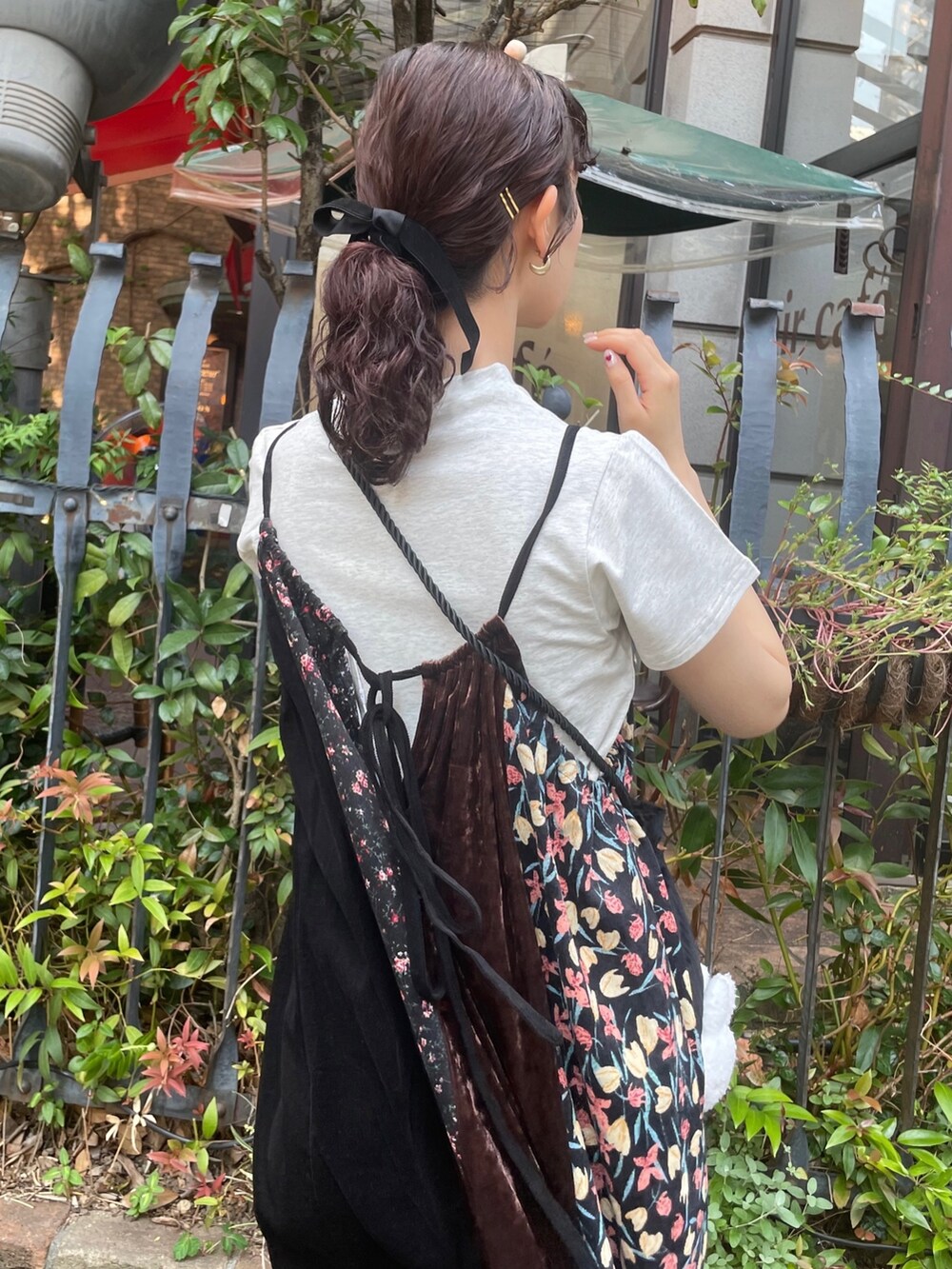 ブラック系のワンピース、グレー系のTシャツ/カットソー、ブラック系のサンダルを着用したレディースの夏コーディネートの5枚目の写真