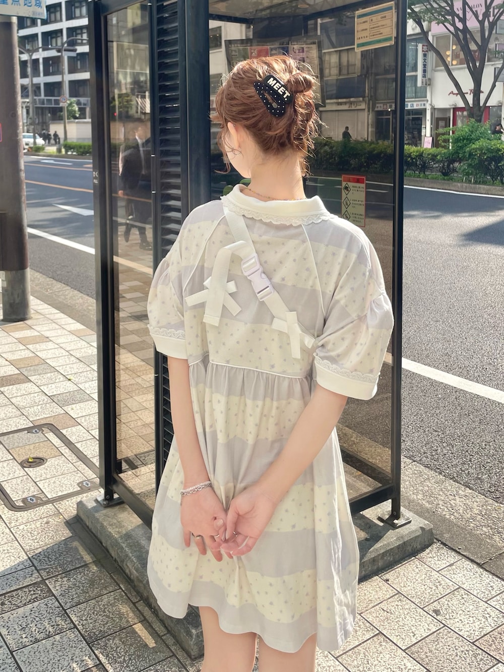 パープル系のワンピース、ホワイト系のスニーカー、ホワイト系のボディバッグ/ウエストポーチを着用したレディースの春コーディネートの5枚目の写真